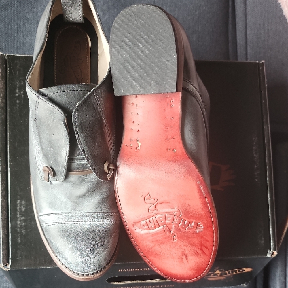 Black Oxford Shoes with Streamlined Design
